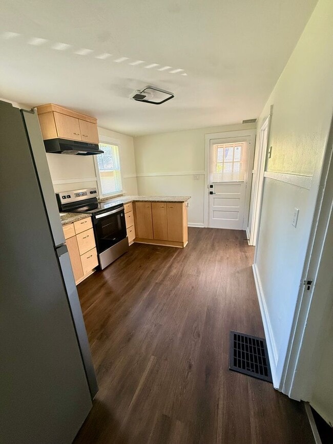 Building Photo - Gorgeous Updated 3BR Home | Granite Countertops | Detached Garage | Huge Backyard