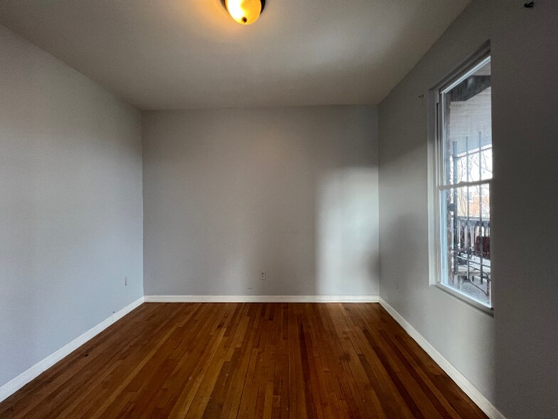 Building Photo - 162 William St