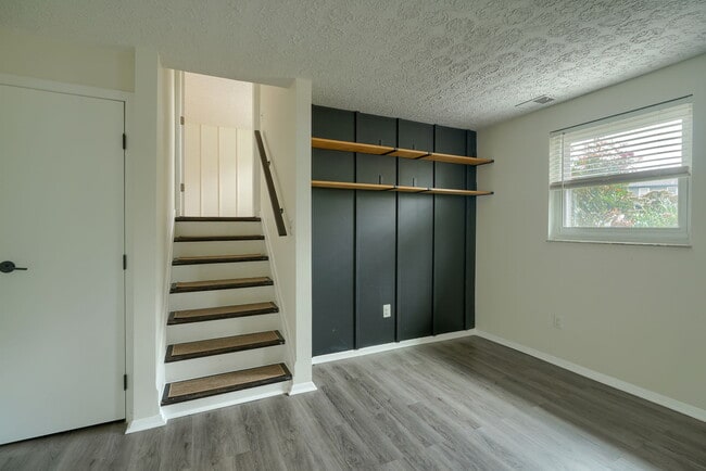 Building Photo - 651 Dovalon Pl