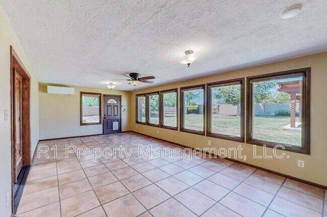 Building Photo - 501 Calle del la Angel