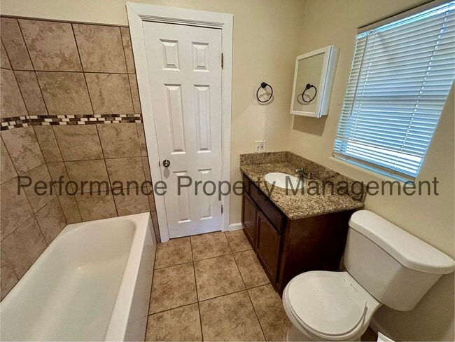 Building Photo - Charming 3 Bed/2 Bath Home w/ Large Yard