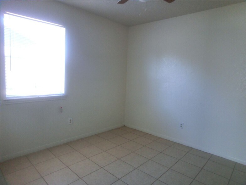 Building Photo - 302 Sorrell Dr