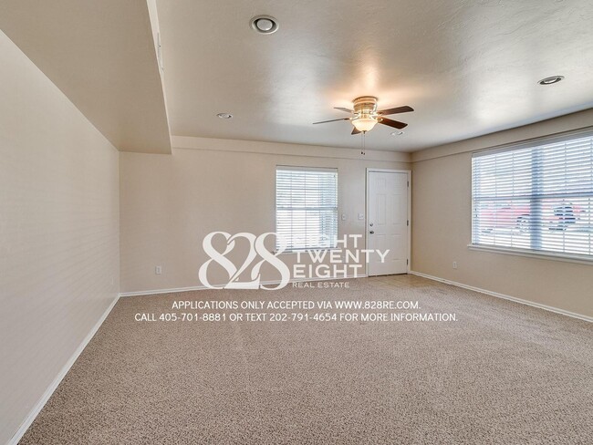 Building Photo - Spacious 2 Bed/1.5 Bath Norman Townhome Du...
