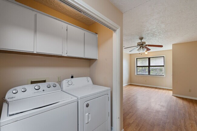 Building Photo - "Spacious 2-Bed, 2-Bath Oasis in the Heart...