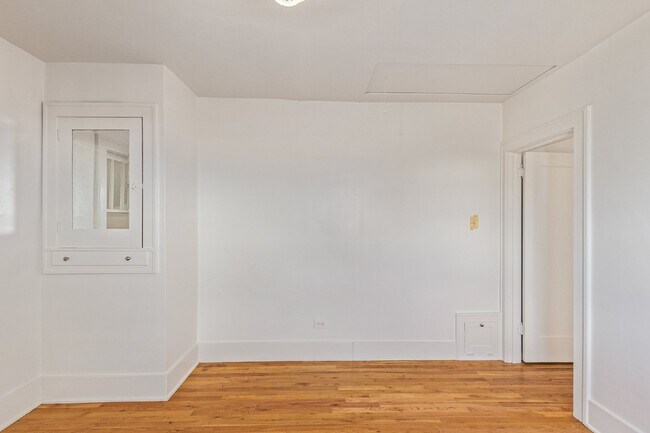 Building Photo - Great two bed two bath bungalow for rent i...