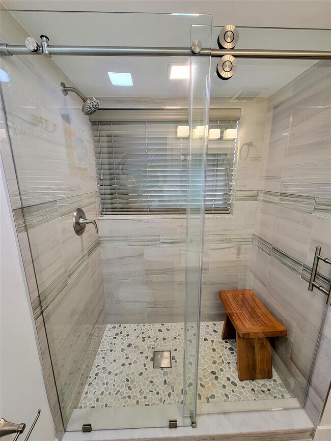 Building Photo - 364 Golfview Rd