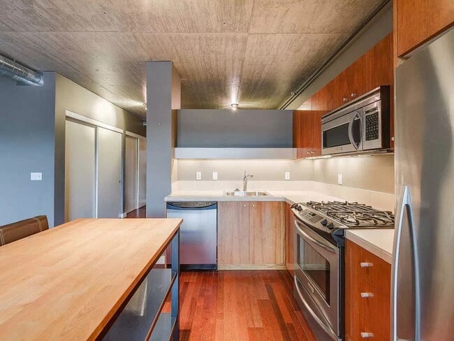 Building Photo - Charming 1 bedroom  1 bath Condo in Portland's Downtown Goose Hollow Neighborhood, with Utilities...