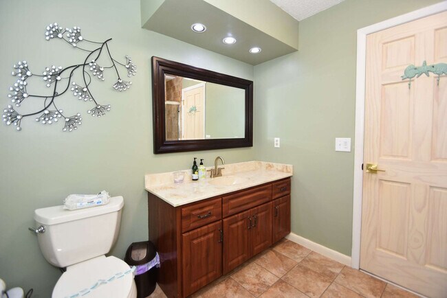 Building Photo - 3 Cherokee Ct W