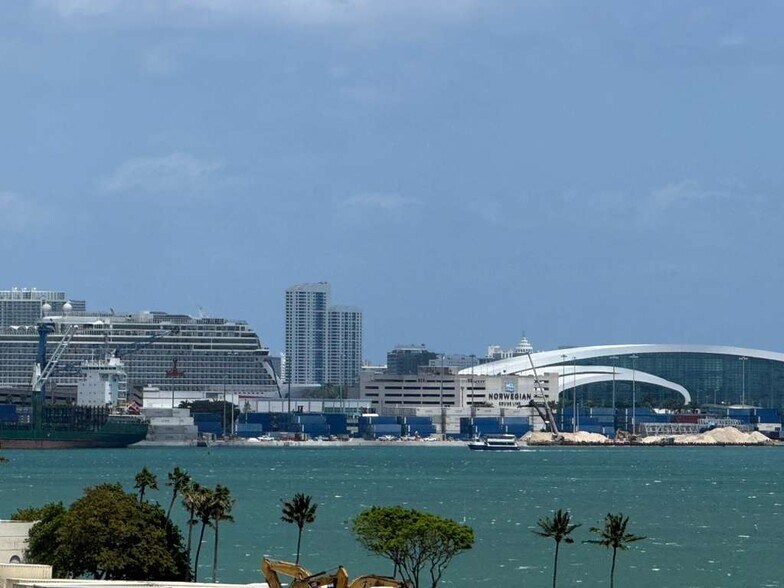 Building Photo - 1155 Brickell Bay Dr