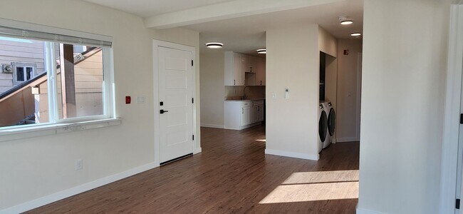 Building Photo - 3213150