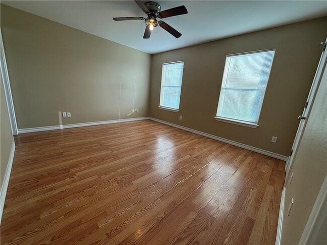 Building Photo - 512 Lakeside Dr