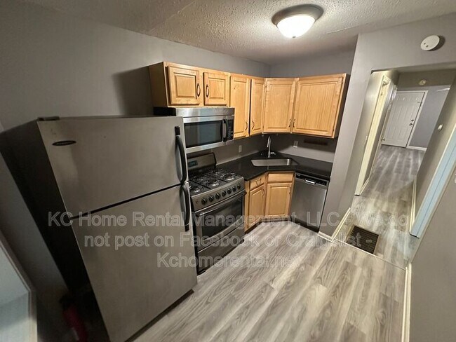 Building Photo - 1110 W 41st Terrace
