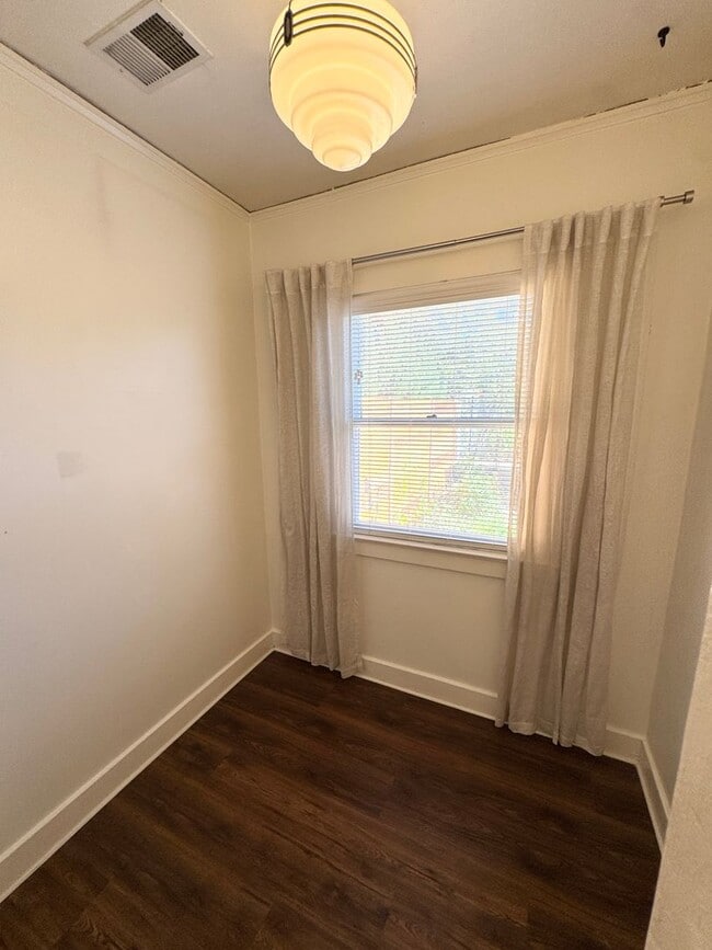 Building Photo - Charming 1 Bedroom 1 Bath Historic Duplex, Land Park-Curtis Park Area SEE VIDEO