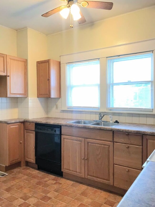 Building Photo - 2 Bedroom 1 Bath Home