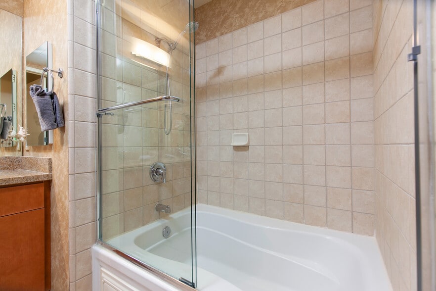 Building Photo - 1050 Island Ave