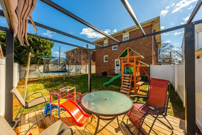 Building Photo - Large 3 Bedroom Apt + Private Office Space