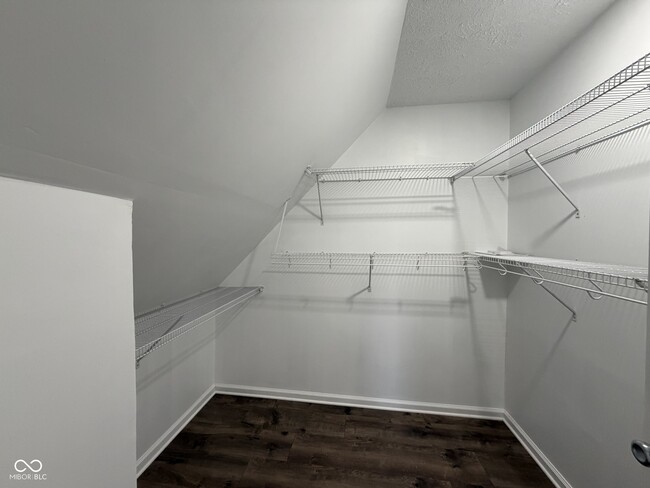 Building Photo - 1351 Woodpond N Roundabout