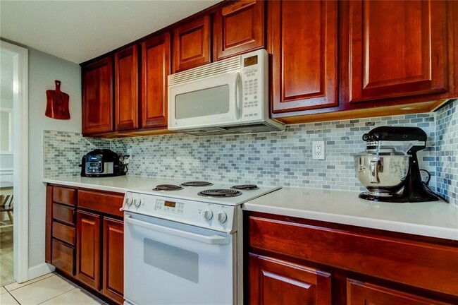 Building Photo - 200 Country Club Dr