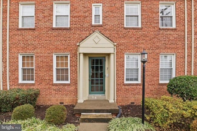 Building Photo - 7 Russell Rd