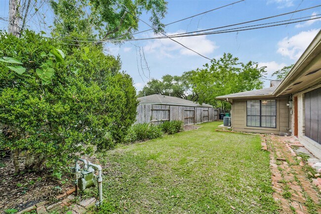 Building Photo - 5147 Beechnut St