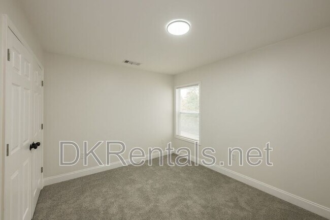 Building Photo - 2027 Lois Pl NW