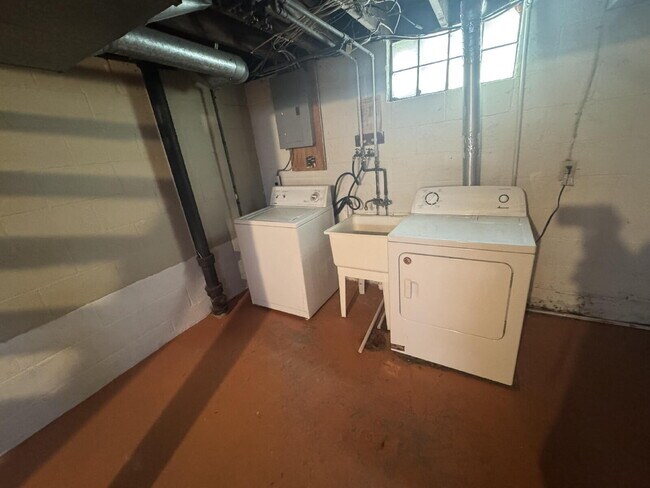 Building Photo - 2 Bedroom, 1 Bathroom Unit in 2nd Street D...