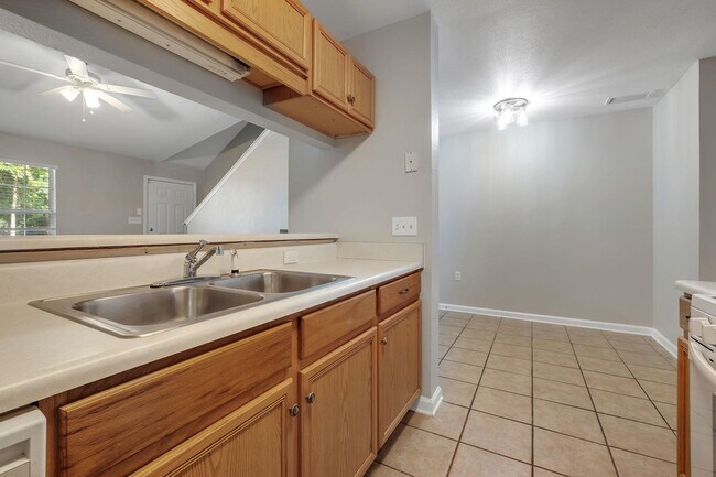 Building Photo - 2738 W Tharpe St