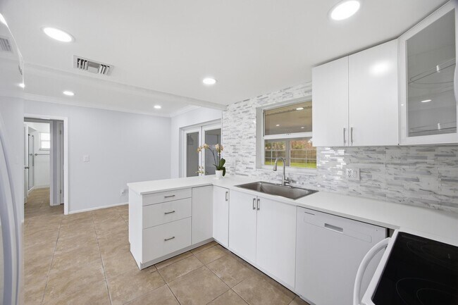 Building Photo - 226 SW Reynolds Ave