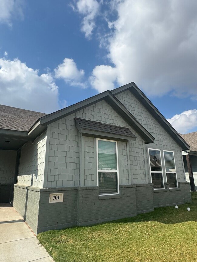 Building Photo - 3/2/2 - FIREPLACE - MUDROOM - GODLEY ISD