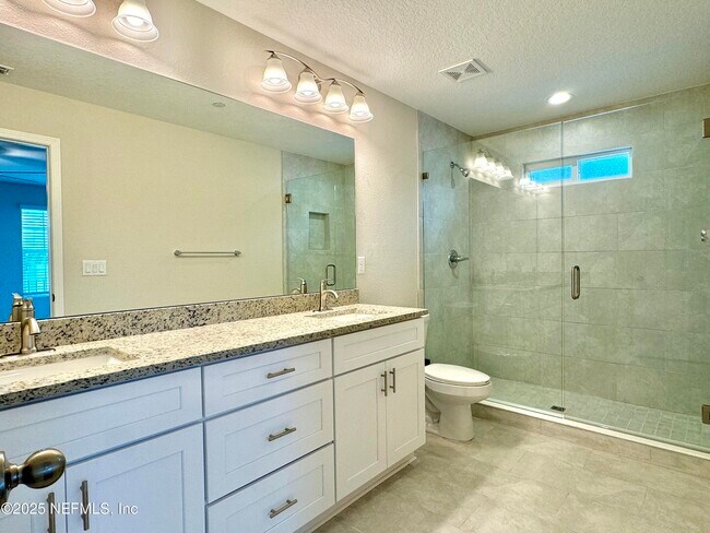 Building Photo - 826 5th Ave S