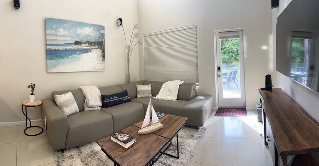 Building Photo - Bright, spacious, beautifully updated and ...