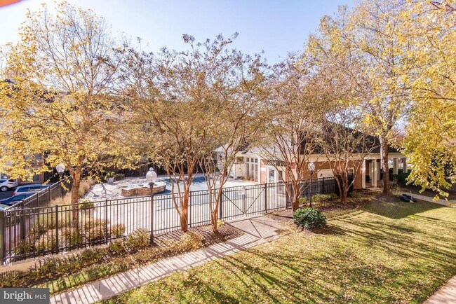 Building Photo - 1860 Stratford Park Pl