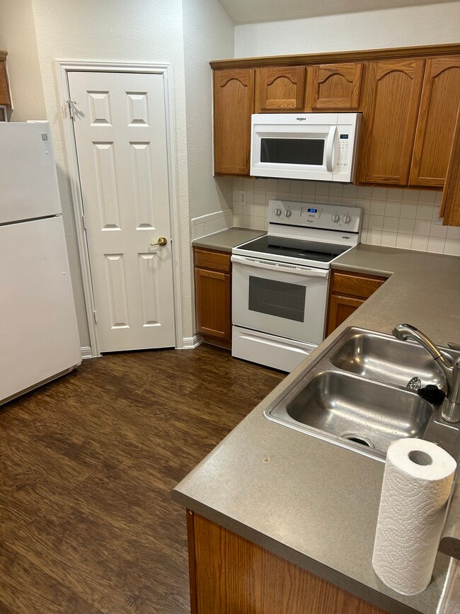 Building Photo - 6607 Cougar Village