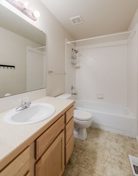 Building Photo - 835 Kane Dr