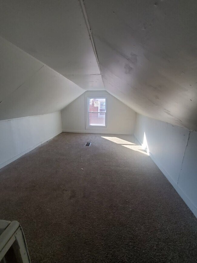 Building Photo - 622 Crestmore Ave