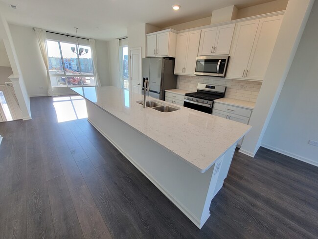 Building Photo - 1270 Lakepointe Dr