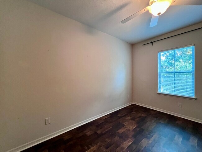 Building Photo - Gorgeous 3 bedroom, 2½ bath, 2 STORY townhome