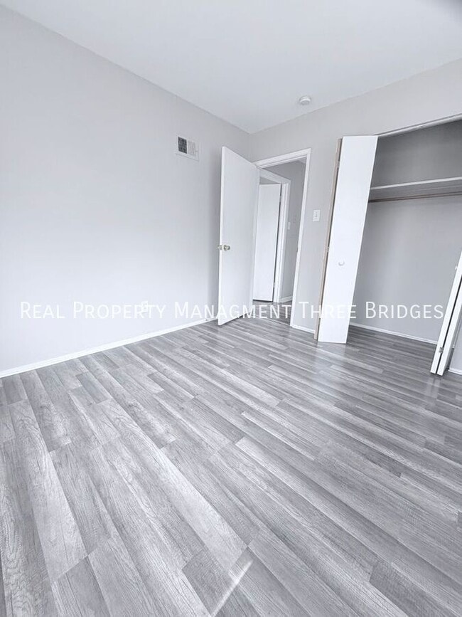 Building Photo - 241 Flora Dr