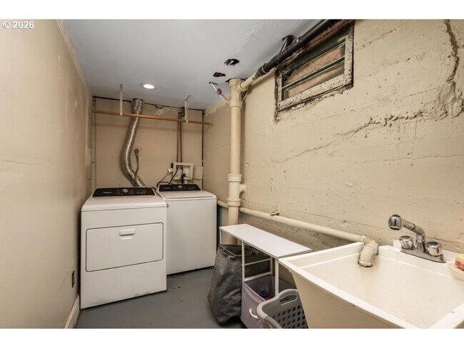 Building Photo - Classic Portland bungalow in Northeast Portland Available July 1st!