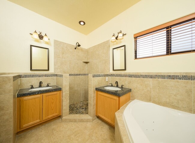 Building Photo - Beautiful Spacious NW home