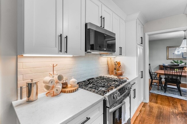 Building Photo - Beautifully Updated 4 Bedroom, 2.5 Bath Home in Fairview