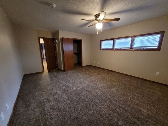 Building Photo - Don't miss this spacious kitchen!
