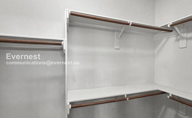 Building Photo - 3 Bed, 2 Bath Home with Fenced Yard & Garage / Pet-Friendly / Available Now!