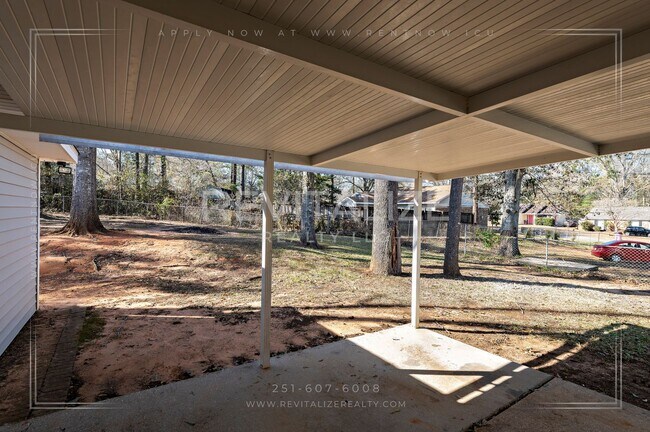 Building Photo - Beautifully Remodeled 4 Bed / 2 Bath Home near Airport Blvd