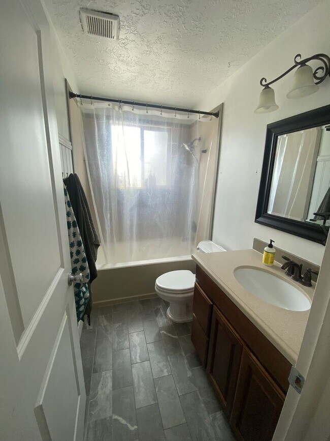 Building Photo - Now Leasing! 3 Weeks Free | 4 Bed, 1.5 Bat...