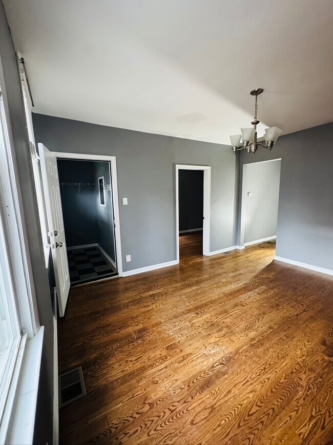 Building Photo - 2123 N Mango Ave