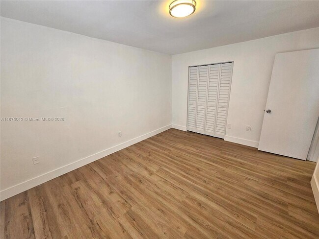 Building Photo - 10822 N Kendall Dr
