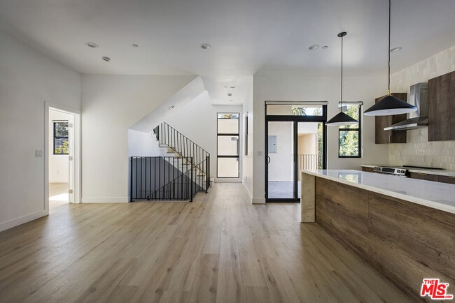 Building Photo - 2651 Vineyard Ave