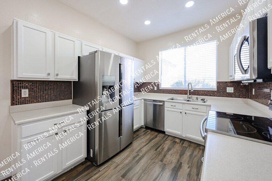 Building Photo - 15428 W Mauna Loa Ln
