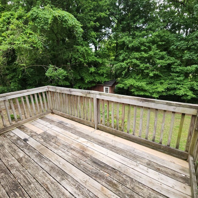 Building Photo - 3 Bedroom, 1.5 Bath Rancher in Established...